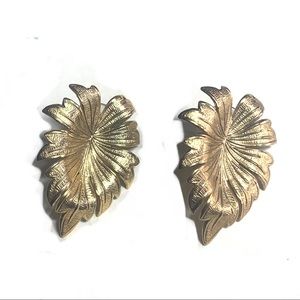 Retro Curved Textured Leaf Pierced Earrings Gold Tone Dished Center